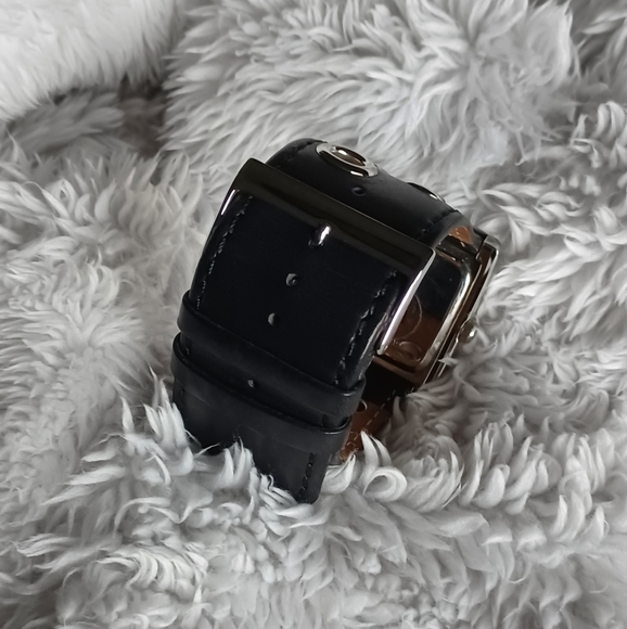 Woman's Guess Watch - Picture 10 of 16